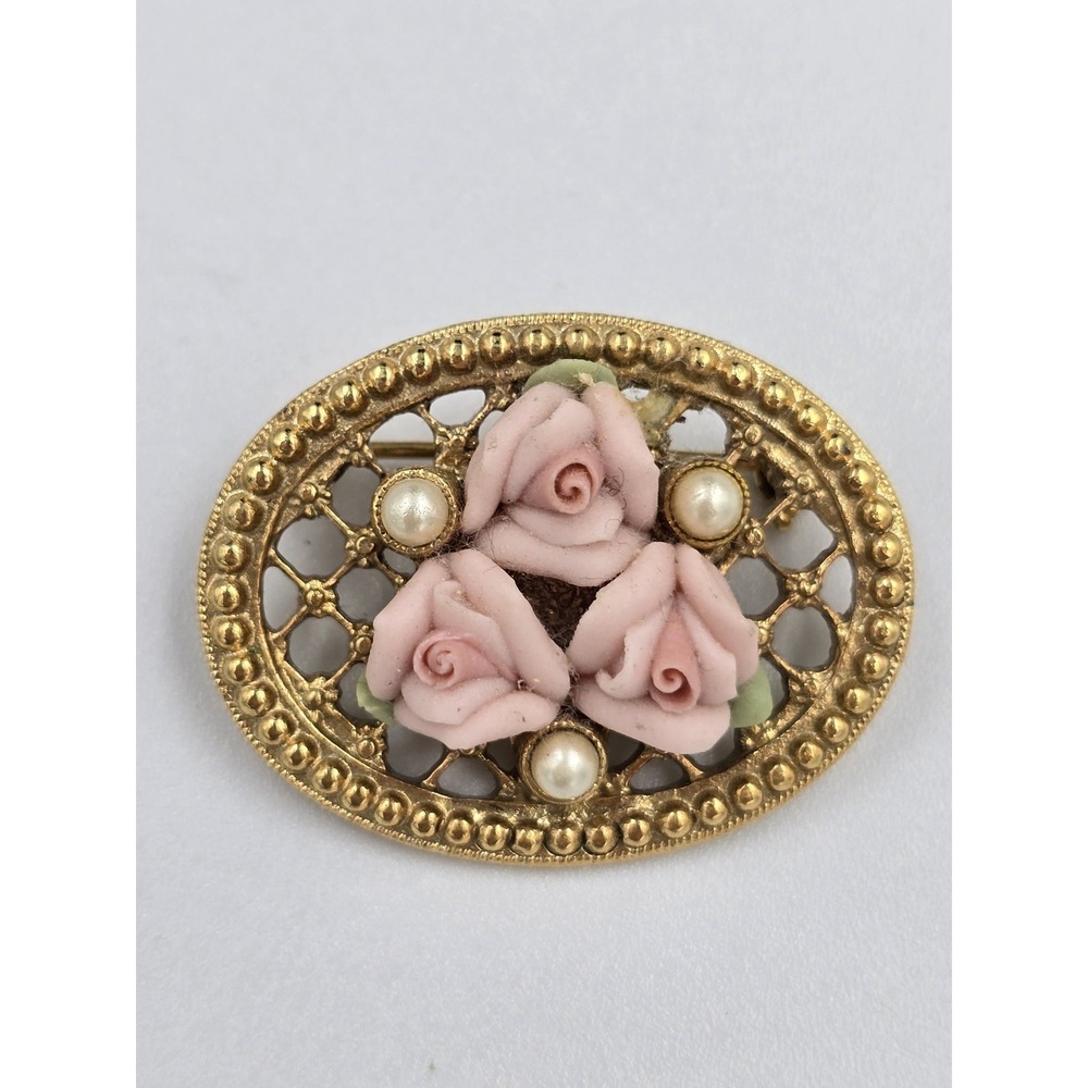 Vintage Gold Tone Oval Brooch Pin Pink Ceramic‎ Roses Faux Pearls Filigree
